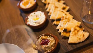 vuelven las noches tematicas de movida denia un viaje internacional para degustar los platos mas iconicos