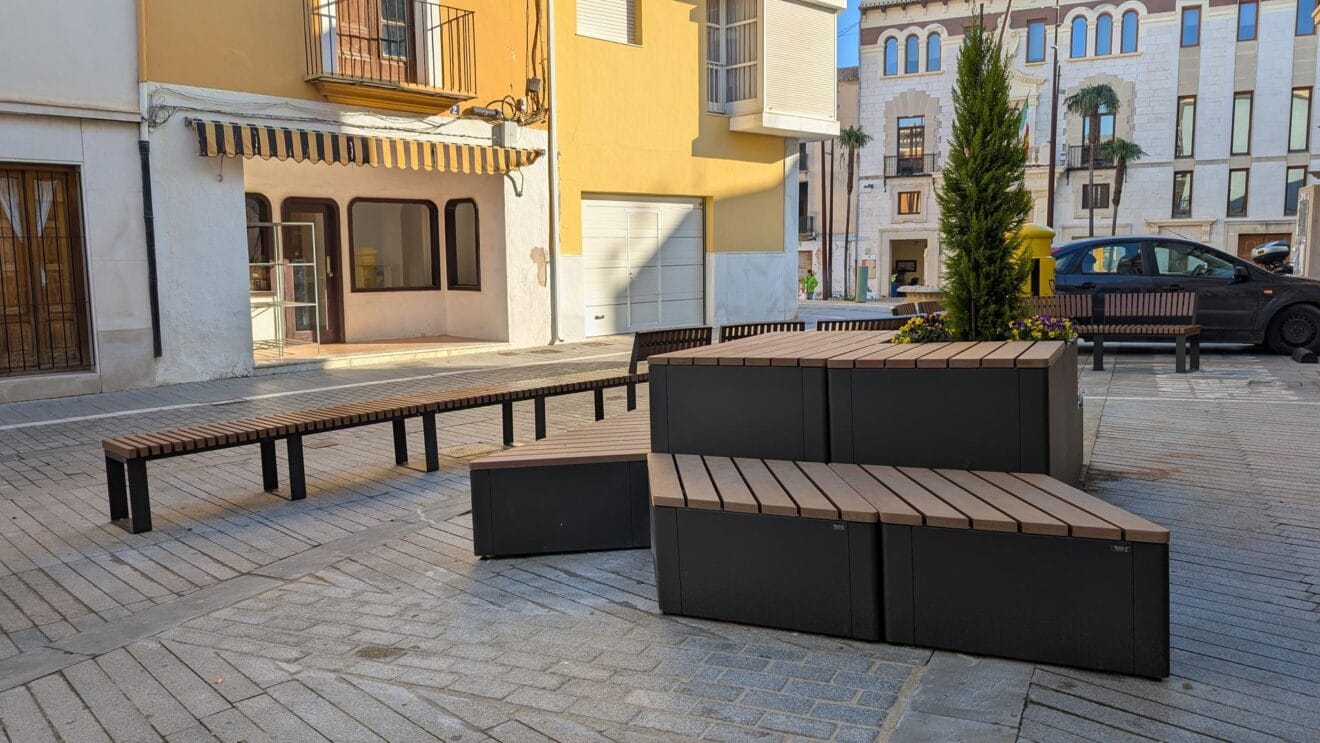 Renovación de la Plaza Mayorazgo Cendra en Pego con nuevo mobiliario urbano