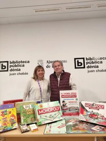Presentación de la nueva sección de juegos y el III Torneo de Monopoly en la Biblioteca Juan Chabás de Dénia