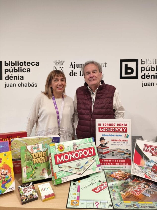 Imagen: Presentación de la nueva sección de juegos de mesa y anuncio del III Torneo de Monopoly en la Biblioteca Juan Chabás de Dénia.