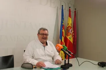 Paco Roselló, concejal de Servicios Económicos de Dénia, en rueda de prensa presentando la liquidación del presupuesto de 2025.