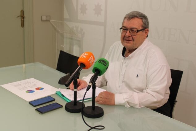 Imagen: Paco Roselló, concejal de Dénia, presenta la liquidación del presupuesto 2025 en rueda de prensa.