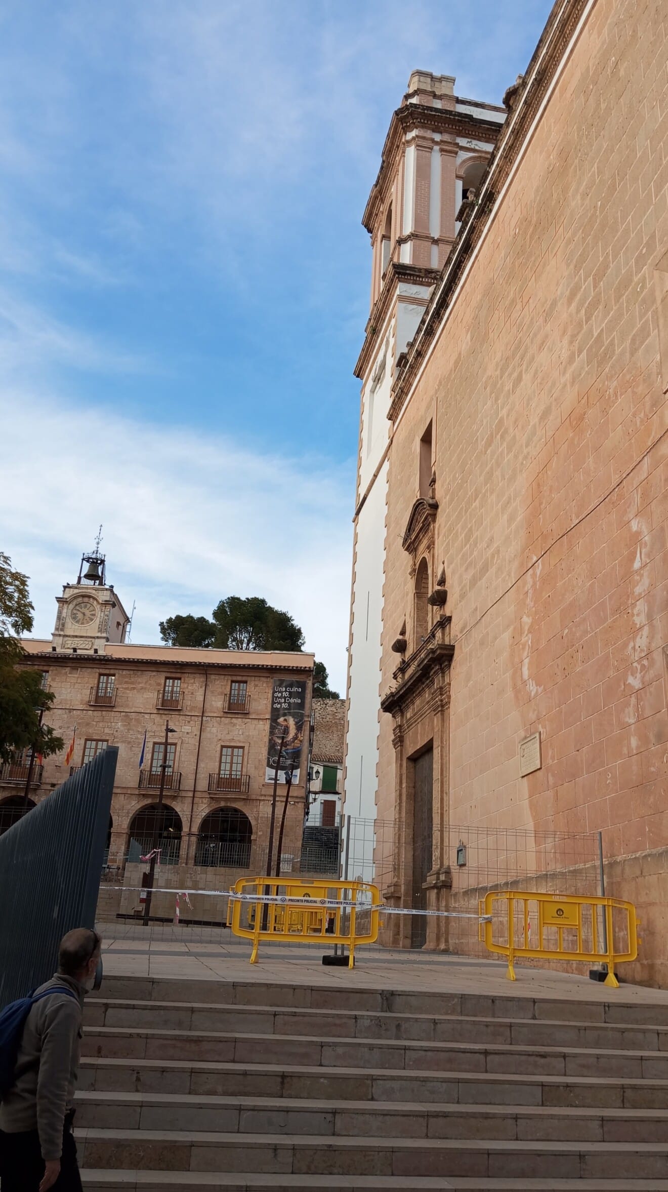Accesos cerrados en la Plaza de la Constitució; una estampa inusual que trastocó actos tan señalados como la Crida de las Fallas