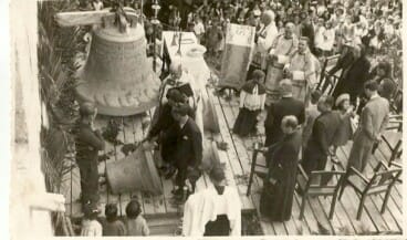 Bendición de los nuevos bronces en mayo de 1942 con la imponente «Maria de la Victòria» de 1.425 kilos como gran protagonista. (Foto: Alex Vengut / Dénia Antiga)