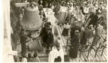 Bendición de los nuevos bronces en mayo de 1942 con la imponente «Maria de la Victòria» de 1.425 kilos como gran protagonista. (Foto: Alex Vengut / Dénia Antiga)