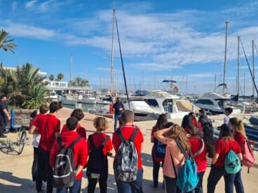 ¿Qué futuro ofrece el puerto? Alumnos de la ESO y FP recorren las empresas portuarias de Dénia 4 alumnos en el puerto de deinia