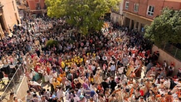 Ambiente en la plaza durante la entrega de premios infantiles de las Fallas de Dénia