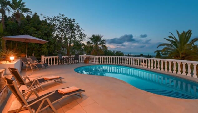Imagen: Ambiente nocturno junto a la piscina iluminada de Pool Villas