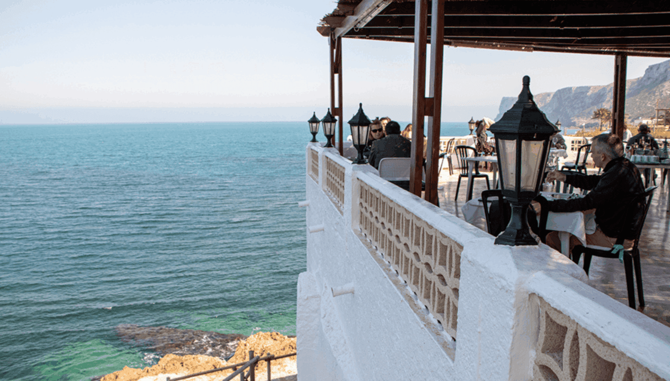 Aquel rincón nacido de un rebote del destino que hoy es parada obligatoria frente al acantilado