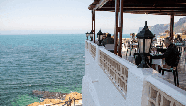 aquel rincon nacido de un rebote del destino que hoy es parada obligatoria frente al acantilado