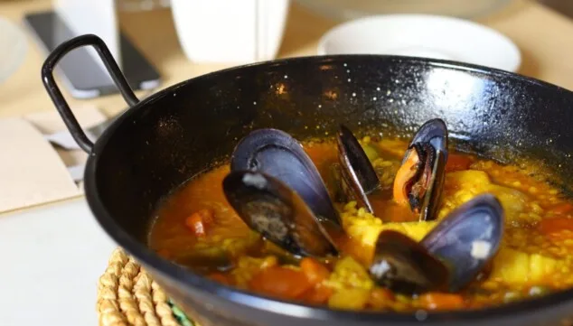 La Cova Tallà: cocina fusión con producto fresco para disfrutar esta primavera 2 arroz mediterraneo elaborado con ingredientes frescos y sabor tradicional