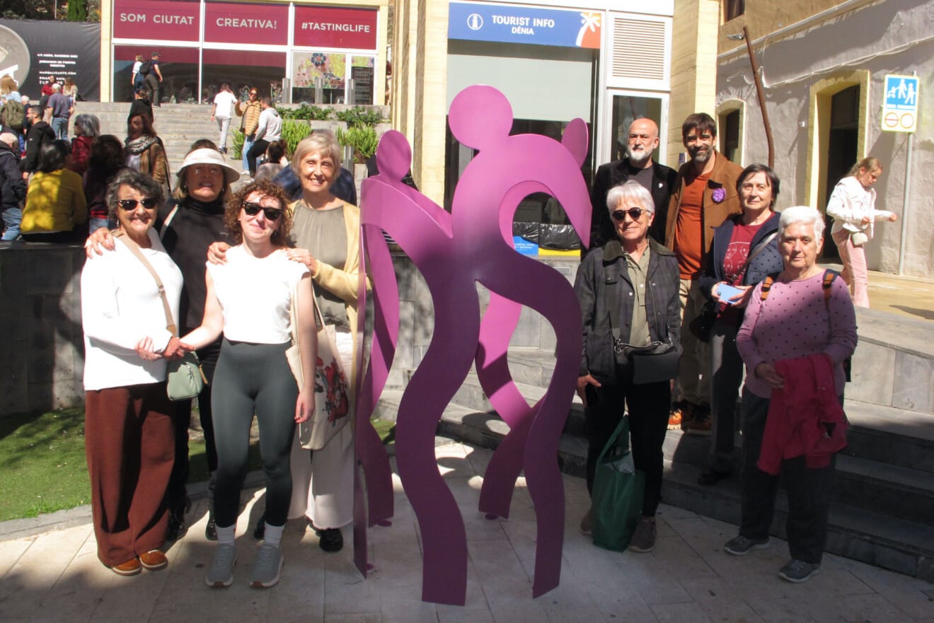 Dénia reivindica la libertad de elección de las mujeres con la nueva escultura «Cercle púrpura» 1 autoridades municipales representantes de matria y de las ames de casa junto al artista hugo giner tras descubrir la escultura cercle purpura
