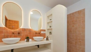 Baño principal con bañera y ducha combinada en Dénia