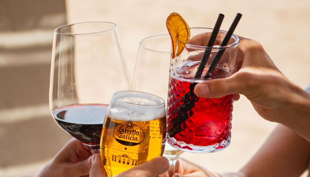 Buen ambiente entre amigos en Escondida junto al Mediterráneo