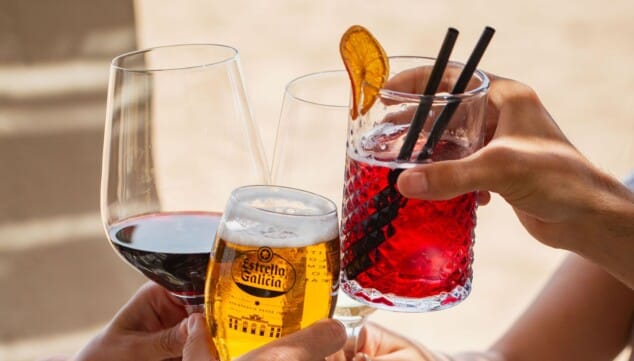 buen ambiente entre amigos en escondida junto al mediterraneo