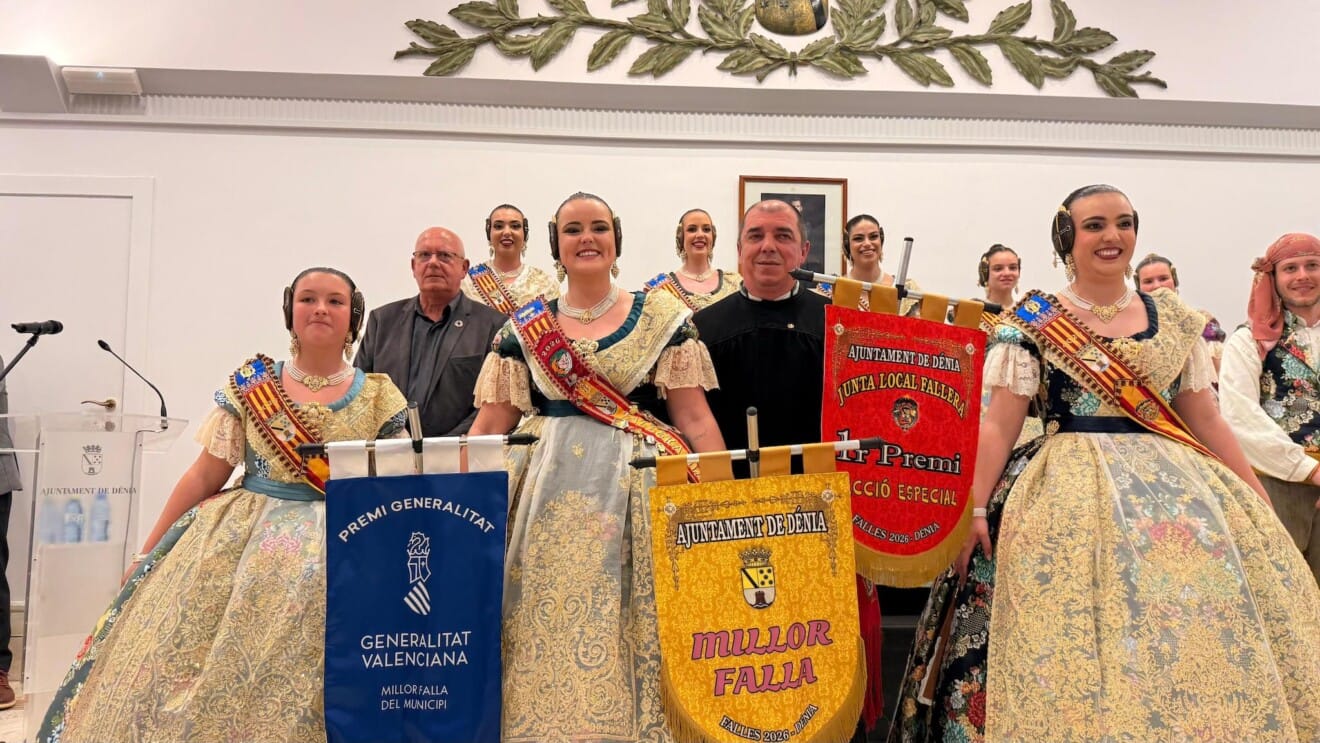 Cargos de la Centro con sus banderines