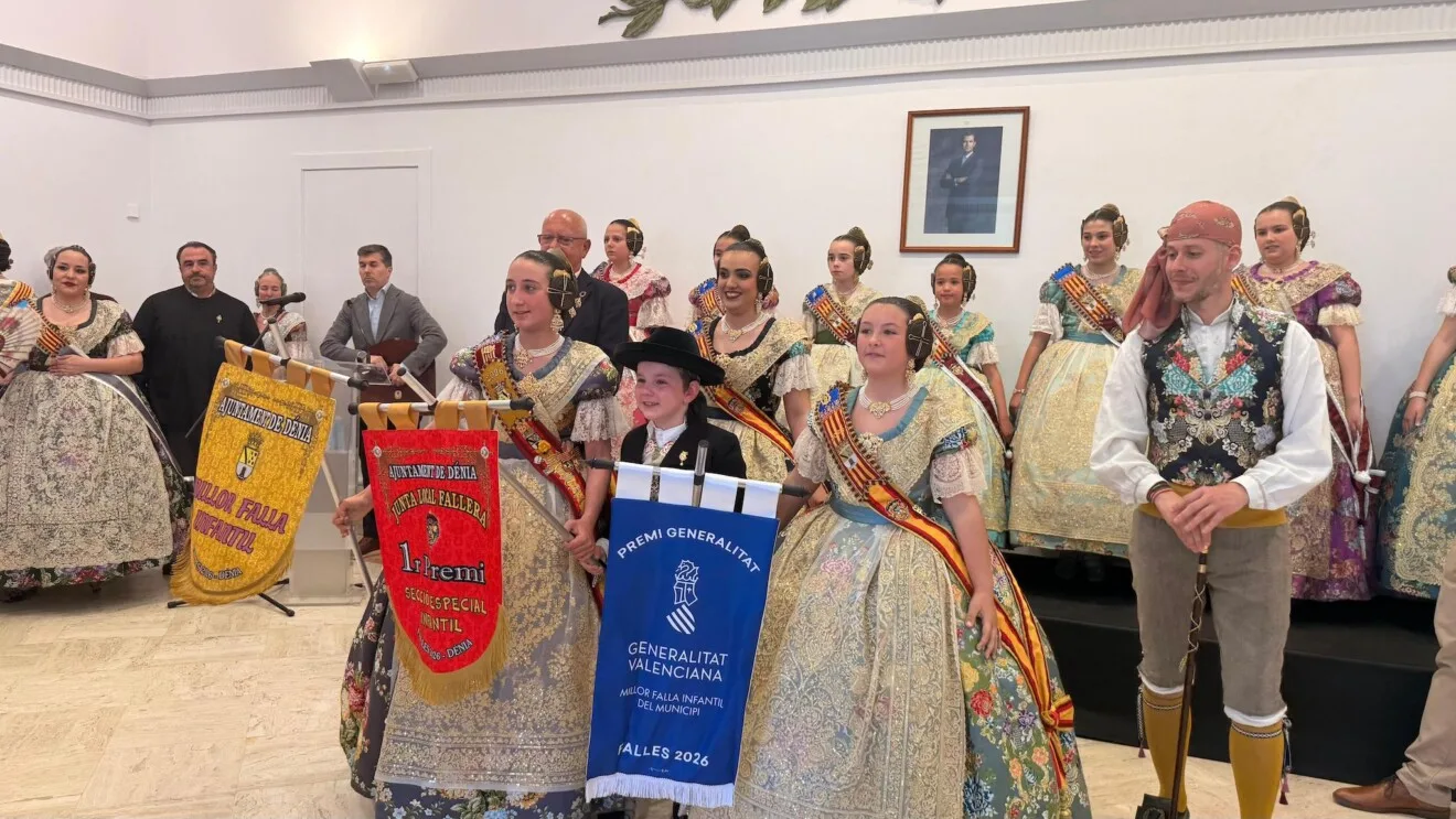 Cargos de la falla Baix la Mar celebrando su premio