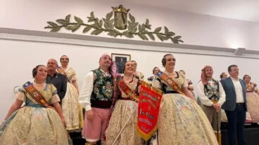 Cargos de la Port-Rotes con su banderín