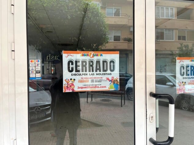 Imagen: Cartel de cerrado en la puerta de Juguetilandia
