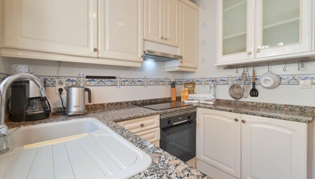 cocina totalmente equipada con electrodomesticos para estancias largas