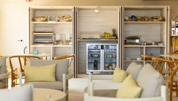 Comedor del Restaurant Noguera preparado para disfrutar de la gastronomía mediterránea en Dénia