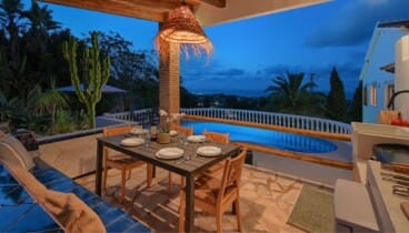 Comedor exterior cubierto perfecto para desayunos con vistas