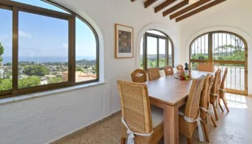 Comedor interior con mesa amplia para ocho comensales