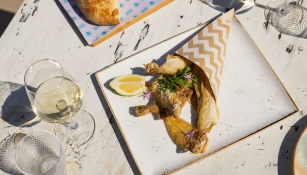 comer en la terraza del restaurant noguera con vistas abiertas al mediterraneo