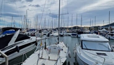 Comer en terraza ventilada junto al mar en Dénia