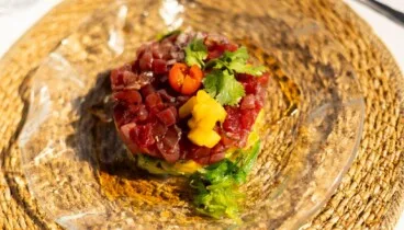 Comer ligero frente al mar en el puerto de Dénia