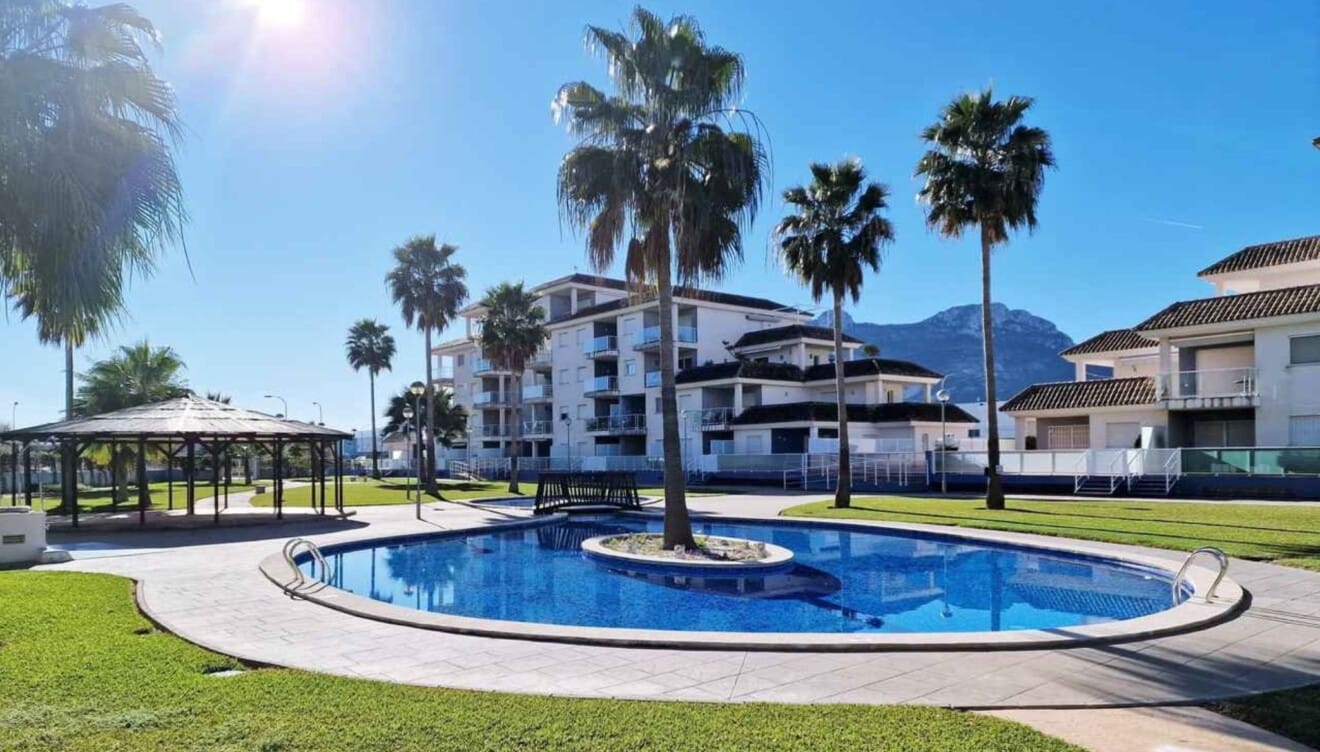 Complejo residencial con piscina y áreas verdes cerca de la playa