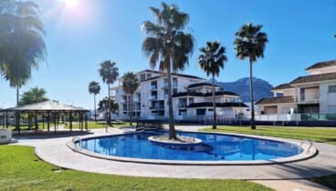 Complejo residencial con piscina y áreas verdes cerca de la playa