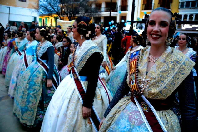 Paula Argudo i Elia Lull anuncien l'arribada de les Falles de Dénia 2026 davant d'una entregada plaça del Consell 5 crida de denia 2026 1