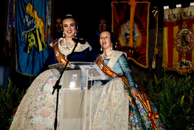 Paula Argudo et Elia Lull annoncent l'arrivée des Fallas de Dénia 2026 devant une Plaça del Consell 19 dédiée Appel de Denia 2026 16