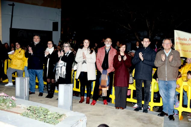 Paula Argudo et Elia Lull annoncent l'arrivée des Fallas de Dénia 2026 devant une Plaça del Consell 6 dédiée Appel de Denia 2026 2