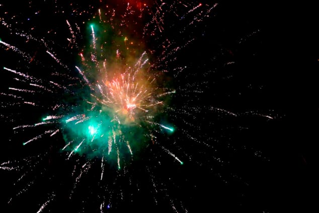 Paula Argudo et Elia Lull annoncent l'arrivée des Fallas de Dénia 2026 devant une Plaça del Consell 27 dédiée Appel de Denia 2026 25