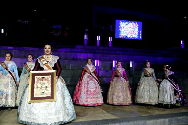 Paula Argudo et Elia Lull annoncent l'arrivée des Fallas de Dénia 2026 devant une Plaça del Consell 30 dédiée Appel de Denia 2026 28