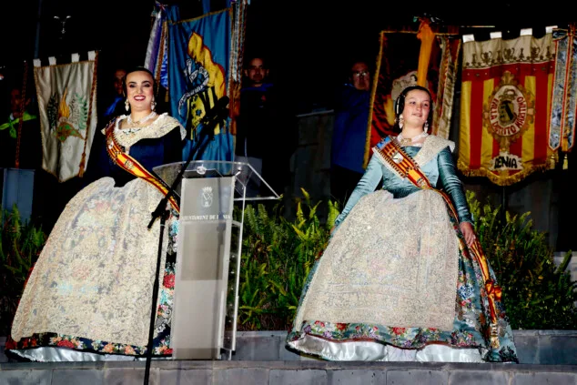 Paula Argudo i Elia Lull anuncien l'arribada de les Falles de Dénia 2026 davant d'una entregada plaça del Consell 7 crida de denia 2026 3