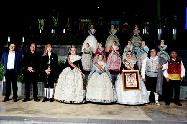 Paula Argudo et Elia Lull annoncent l'arrivée des Fallas de Dénia 2026 devant une Plaça del Consell 33 dédiée Appel de Denia 2026 31