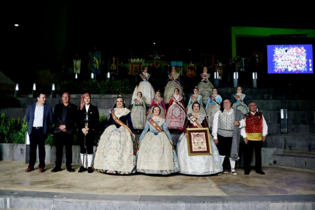 Paula Argudo et Elia Lull annoncent l'arrivée des Fallas de Dénia 2026 devant une Plaça del Consell 34 dédiée Appel de Denia 2026 32