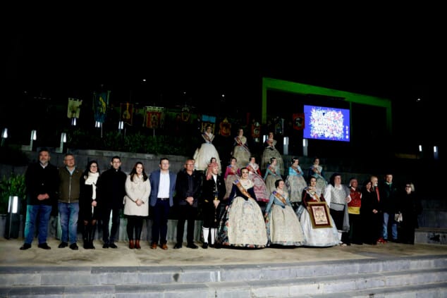 Paula Argudo et Elia Lull annoncent l'arrivée des Fallas de Dénia 2026 devant une Plaça del Consell 35 dédiée Appel de Denia 2026 33