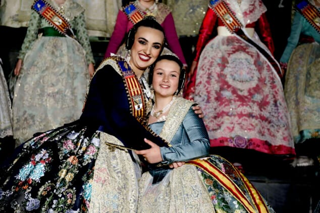 Paula Argudo et Elia Lull annoncent l'arrivée des Fallas de Dénia 2026 devant une Plaça del Consell 36 dédiée Appel de Denia 2026 35