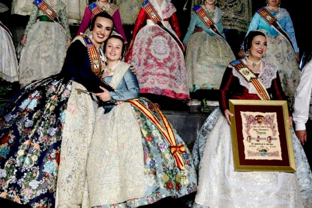 Paula Argudo et Elia Lull annoncent l'arrivée des Fallas de Dénia 2026 devant une Plaça del Consell 37 dédiée Appel de Denia 2026 36