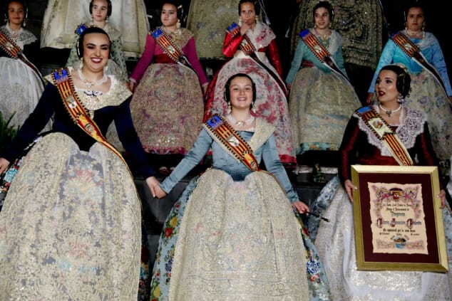 Paula Argudo et Elia Lull annoncent l'arrivée des Fallas de Dénia 2026 devant une Plaça del Consell 38 dédiée Appel de Denia 2026 37