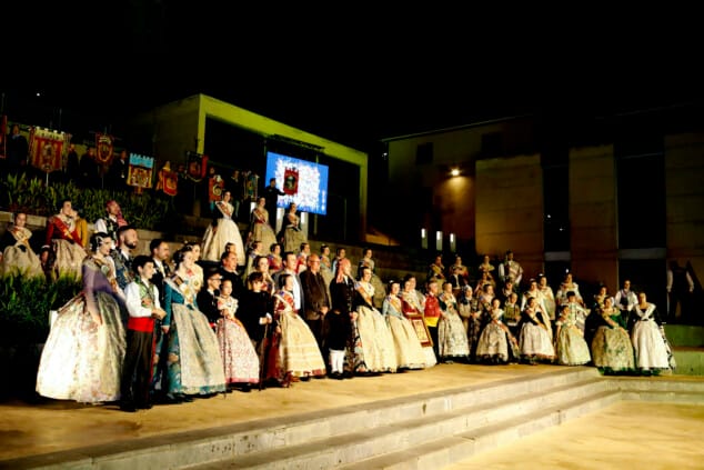 Paula Argudo et Elia Lull annoncent l'arrivée des Fallas de Dénia 2026 devant une Plaça del Consell 39 dédiée Appel de Denia 2026 38