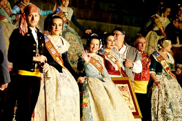 Paula Argudo et Elia Lull annoncent l'arrivée des Fallas de Dénia 2026 devant une Plaça del Consell 40 dédiée Appel de Denia 2026 39