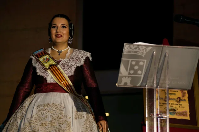 Paula Argudo i Elia Lull anuncien l'arribada de les Falles de Dénia 2026 davant d'una entregada plaça del Consell 8 crida de denia 2026 4