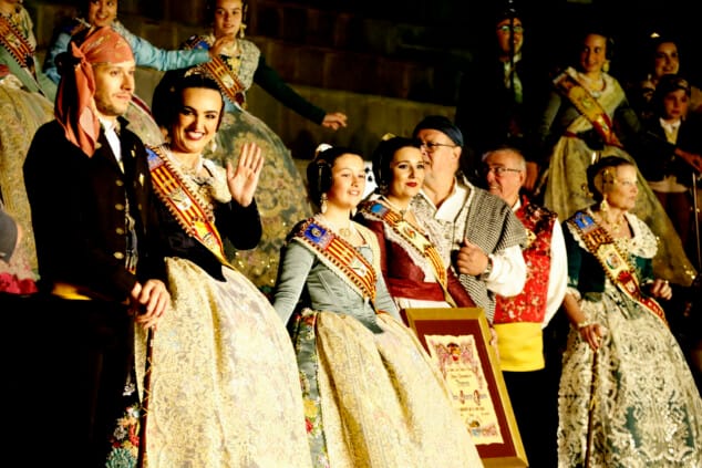 Paula Argudo et Elia Lull annoncent l'arrivée des Fallas de Dénia 2026 devant une Plaça del Consell 41 dédiée Appel de Denia 2026 40