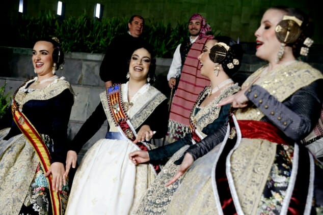 Paula Argudo et Elia Lull annoncent l'arrivée des Fallas de Dénia 2026 devant une Plaça del Consell 45 dédiée Appel de Denia 2026 44