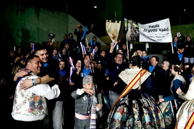 Paula Argudo et Elia Lull annoncent l'arrivée des Fallas de Dénia 2026 devant une Plaça del Consell 50 dédiée Appel de Denia 2026 49